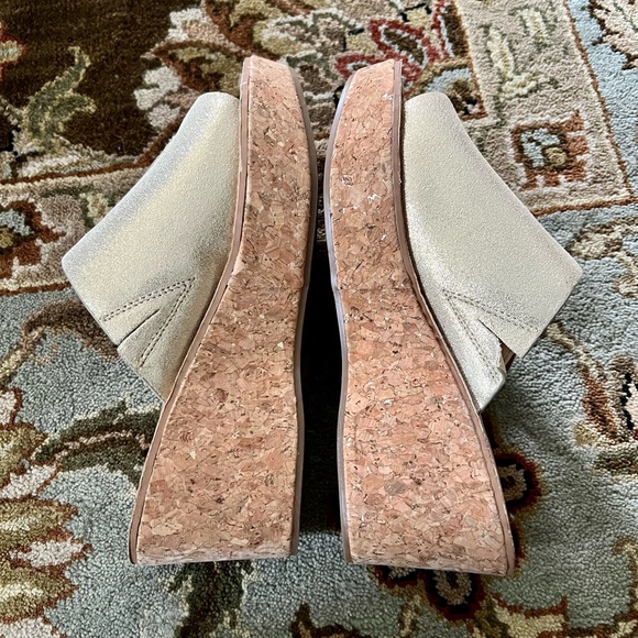 Sam Edelman platinum gold suede platform slide sandals, sz 7.5 - Picture 3 of 4